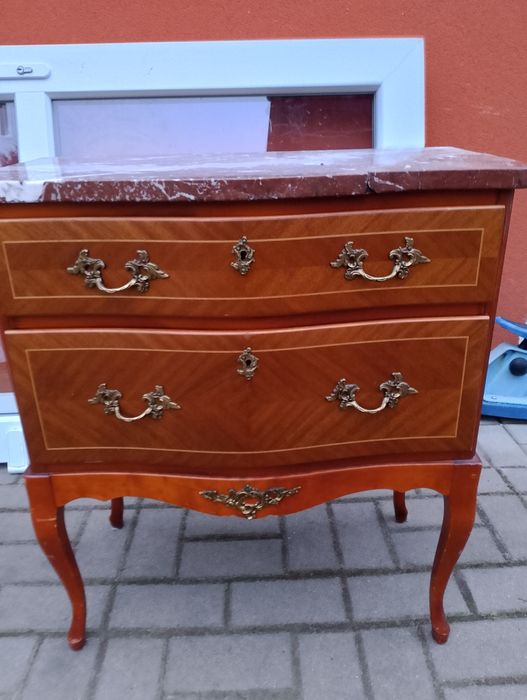 Piękna szafeczka do przedpokoju