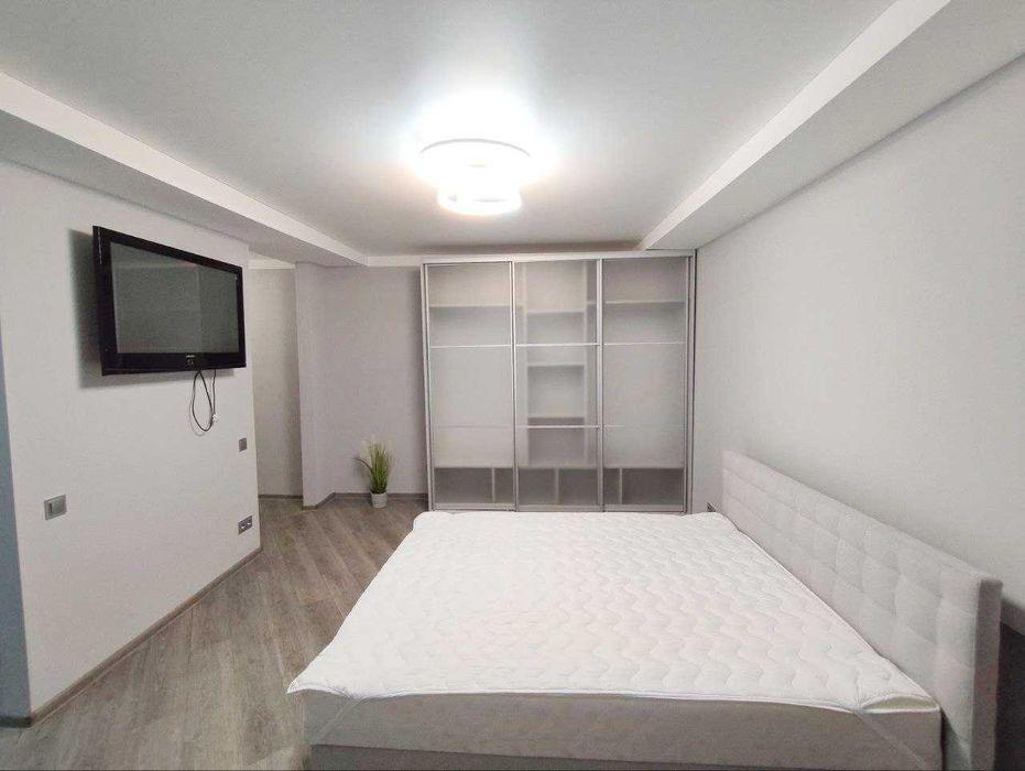 Печерськ, Лаврська, 4, однокімнатна з ремонтом, технікою та меблями.