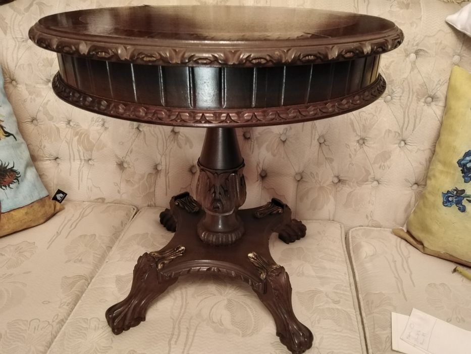 2 Mesas de Apoio em Mogno Trabalhado com Aplicações em Bronze