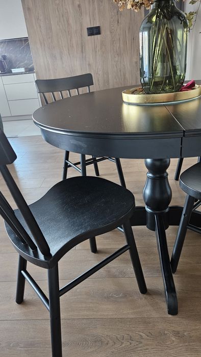Drewniany stół z krzesłami czarny