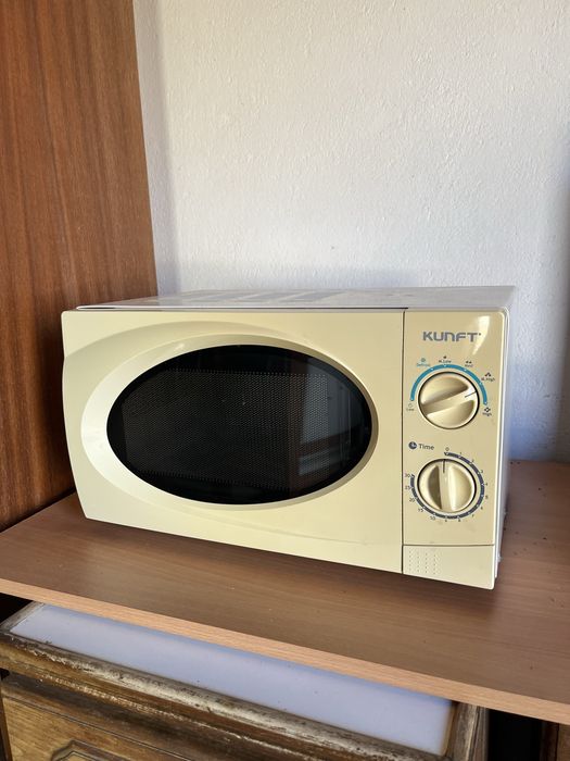 Micro ondas KUNFT modelo P70B17P-A3 como novo