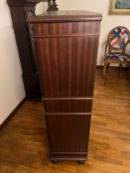 Elegante Móvel Bar em Madeira Maciça – Estilo Clássico com Talha