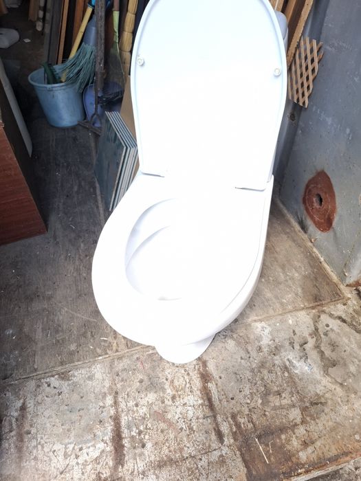 Унитаз с бачком Сеrsanit. Самовывоз.