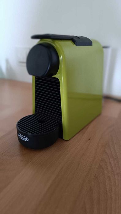 Ekspres do kawy na kapsułki DeLonghi Nespresso Essenza Mini EN85L