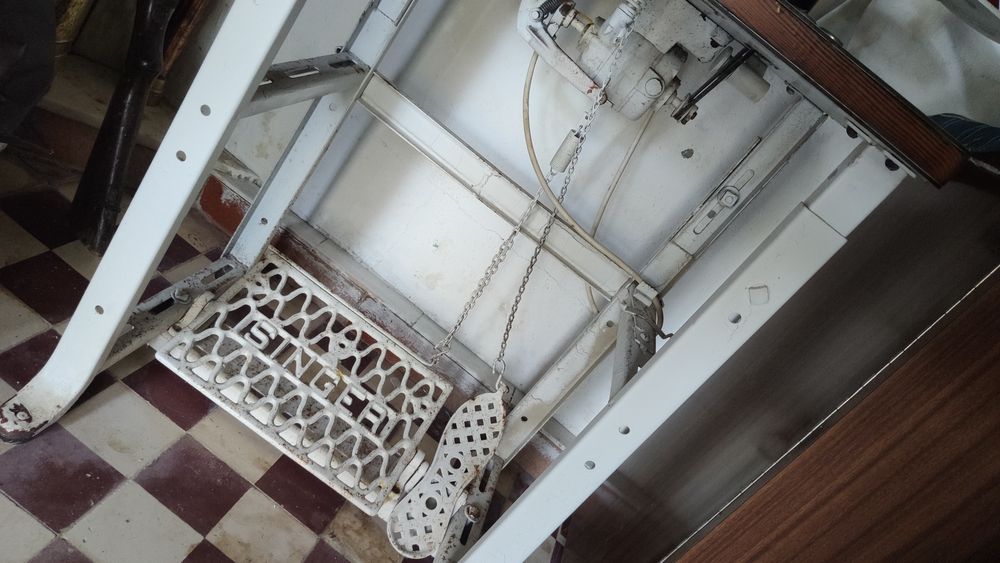 Máquina antiga de cose e corte