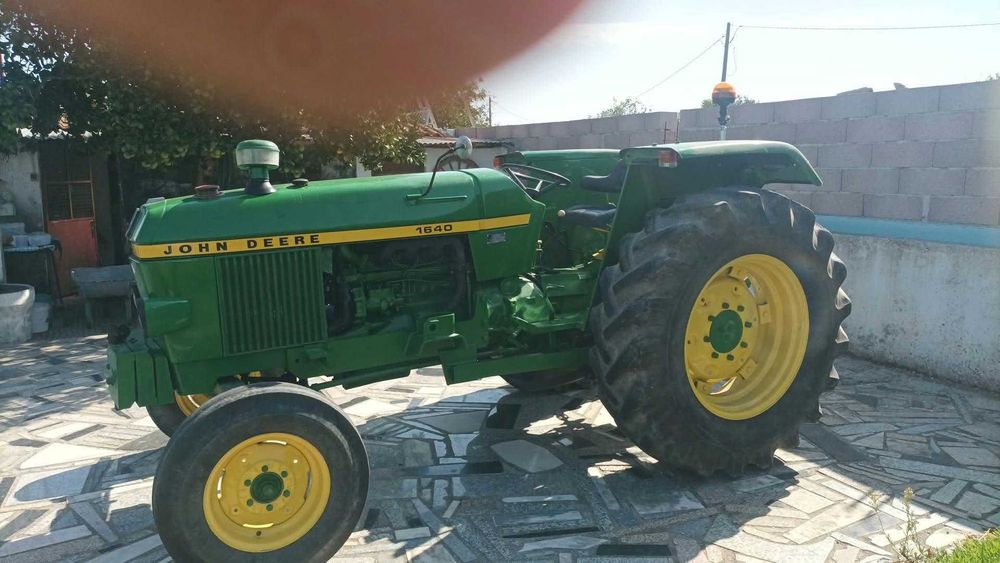Trator John Deere 1640 com Equipamento Completo (Pá, Reboque 5T, Freza, Charrua, Caixa)