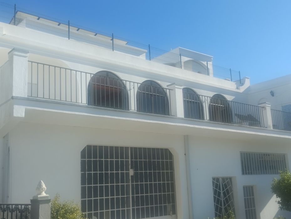 Armazém Alugo 125m2 FUNCHALINHO 4 m Pé Direito.