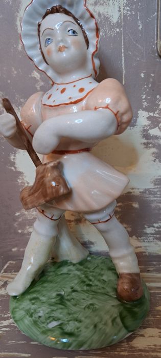 Porcelanowa figurka dziewczyna bez buta
