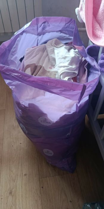 Oddam 4 worki ciuchów dla dziewczynki