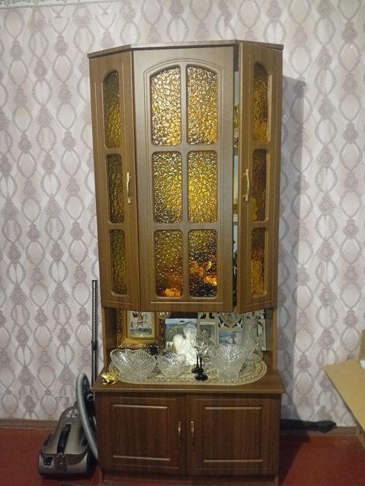 Шкаф,сервант для посуду