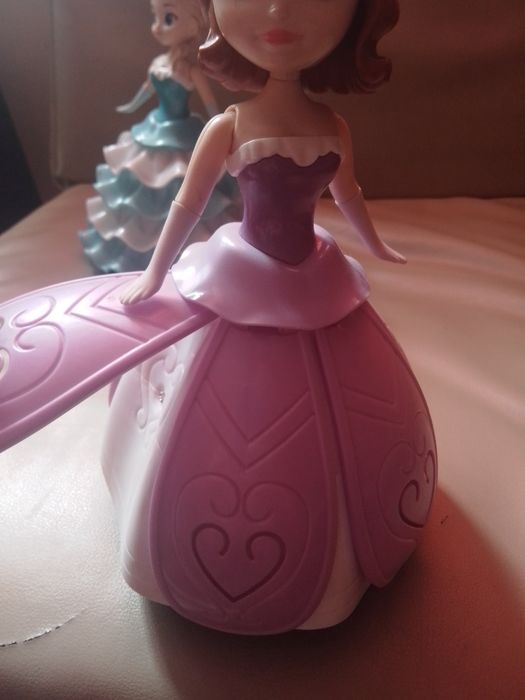 Lalki Anna i Elza tańczące