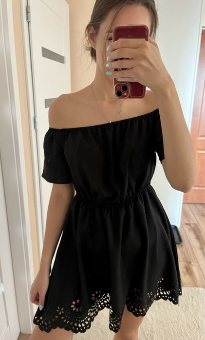 Sukienka boho, z odkrytymi ramionami z wycięciami