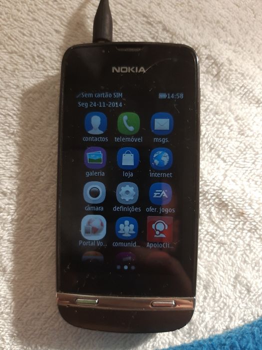 Vendo telemóveis nokias antigos um deles tem carregador