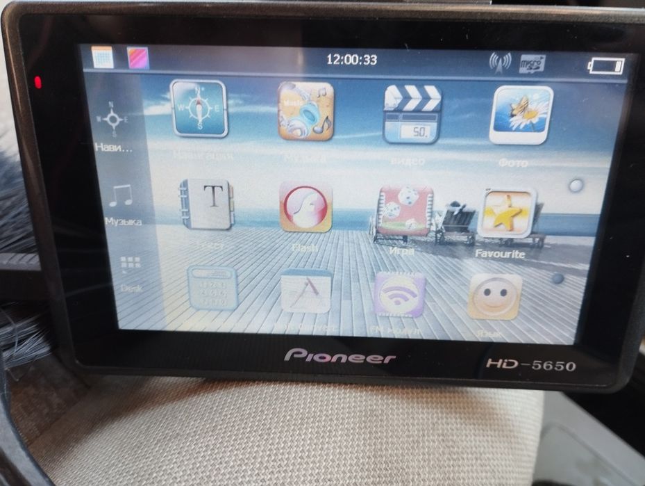 GPS-навігатор Pioneer HD-5650
Функції: Пристрій поєднує в собі GPS-н