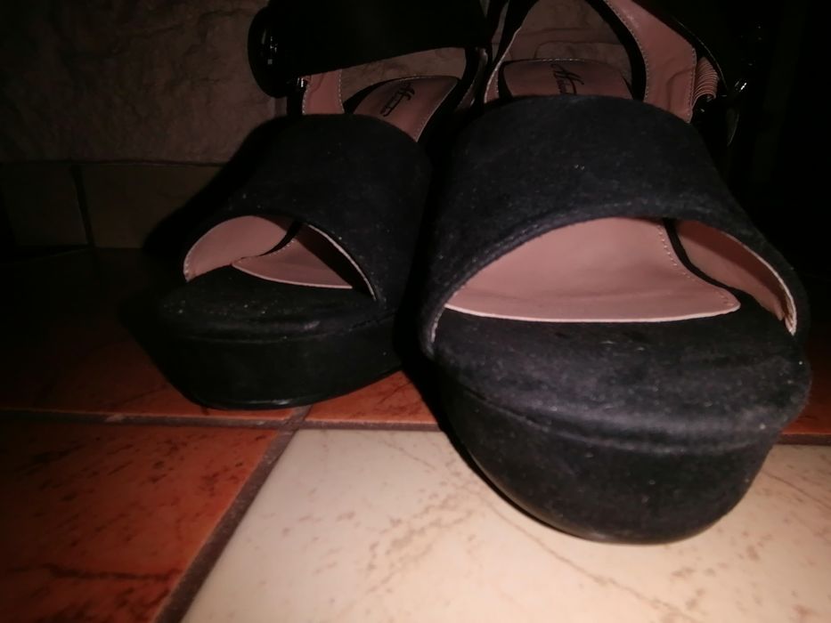 Sandały na platformie 39 nowe