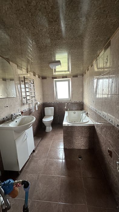 Продаж будинку, поруч з містом