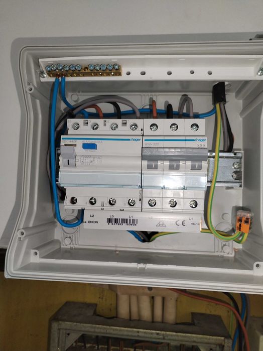Instalação e reparações elétricas, eu empreiteiro.