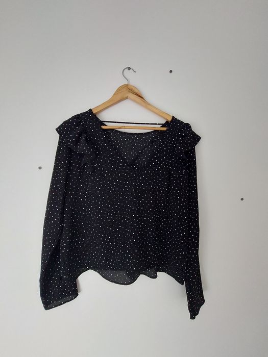 Blusa preta bolinhas
