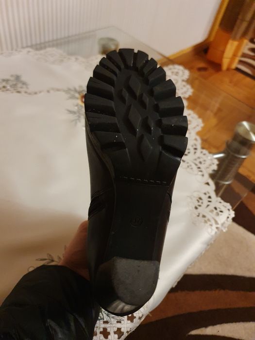 Czarne botki na platformie Lasocki 37