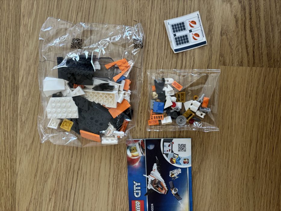 Lego city 60224 satellite service mission