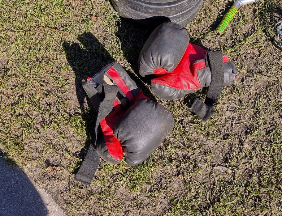 Siłownia, ławeczka skośna, obciążenie, akcesoria