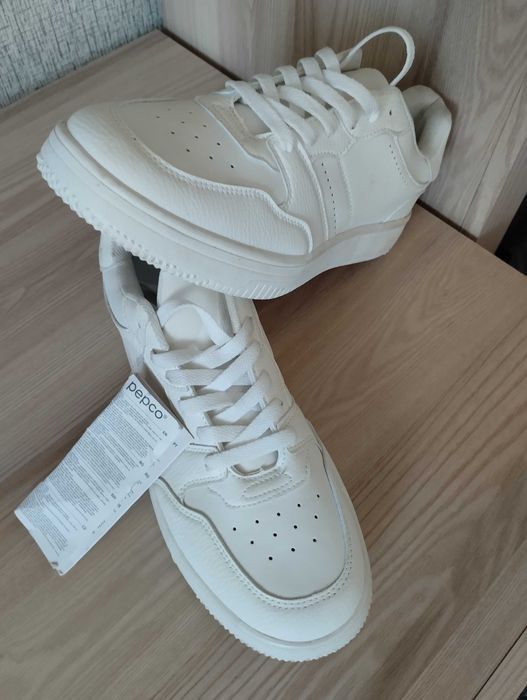 Чоловічі кросівки .  Білі нові. PEPCO