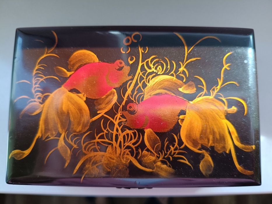 Szkatułka z czarnej laki z motywem złotych rybek