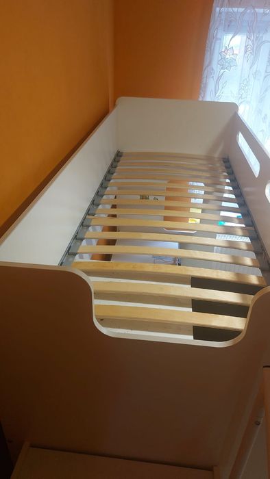 Łóżko z biurkiem i szafą