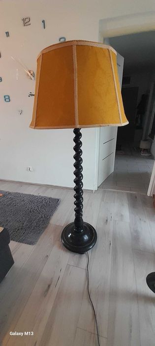 Drewniana stojąca lampa w stylu retro