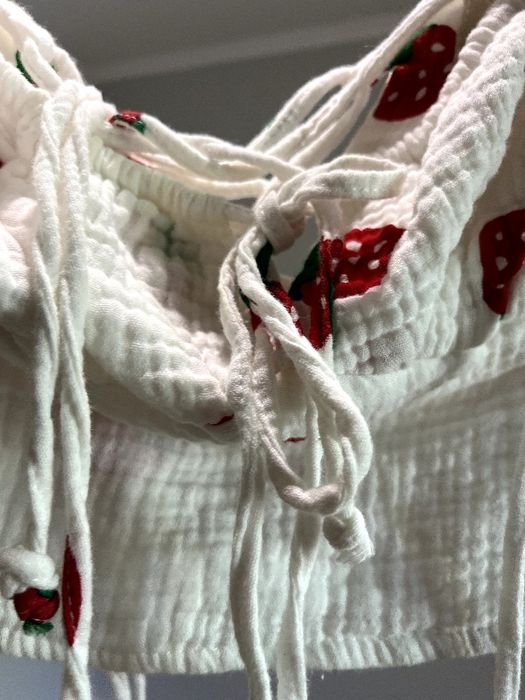 Білий кроп-топ з довгими об'ємними рукавами, прикрашений візерунком