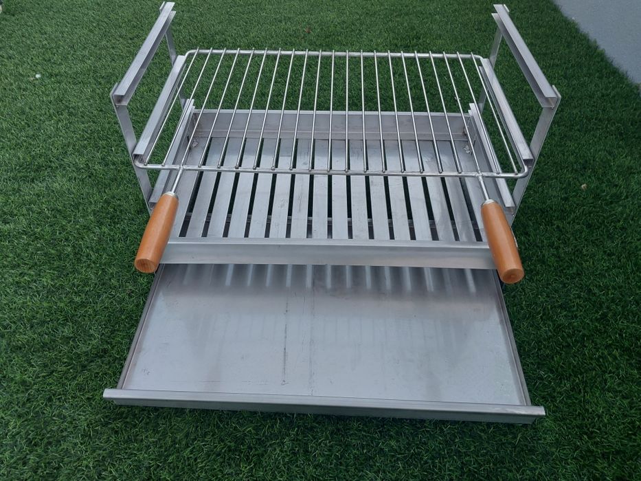 Churrasqueira com rodas, tem queimador  e grelha em inox  duas mesas de apoio uma em inox outra em nylon  e plataforma para lenha..