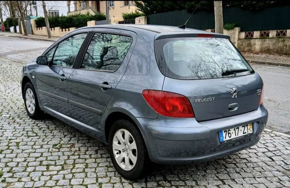Carro peugeot 307 . 2400€