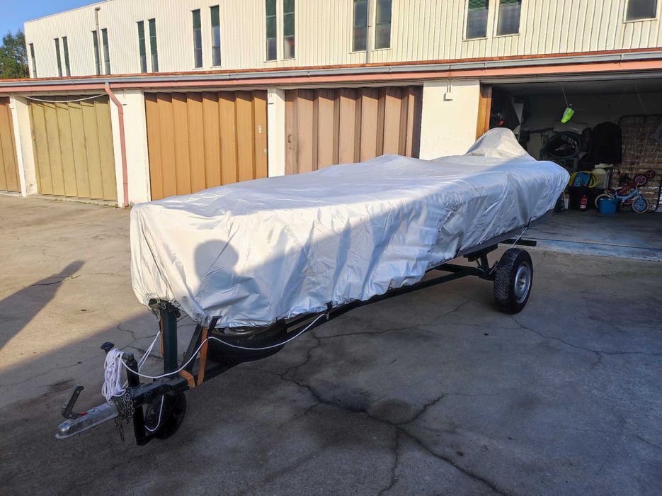 Barco com motor (Honda 25HP 4 tempos) e atrelado