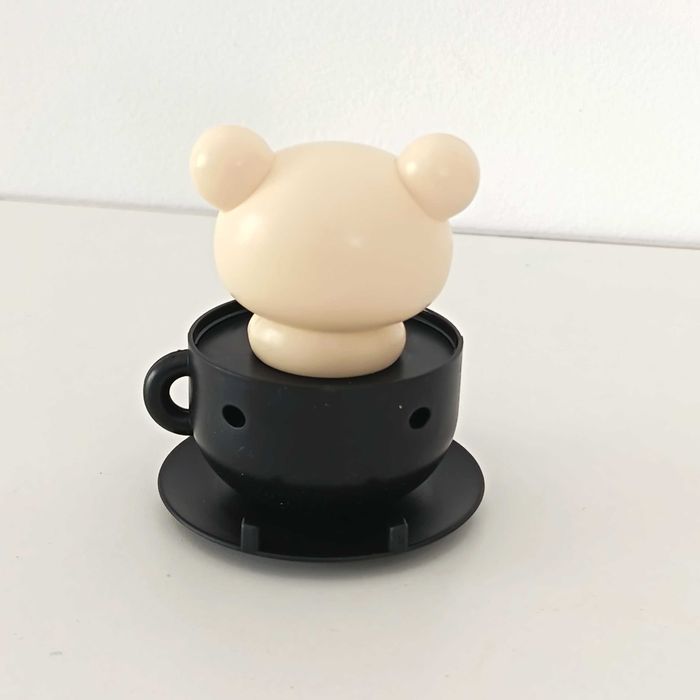 Boneco Rilakkuma com baloiço movido a energia solar