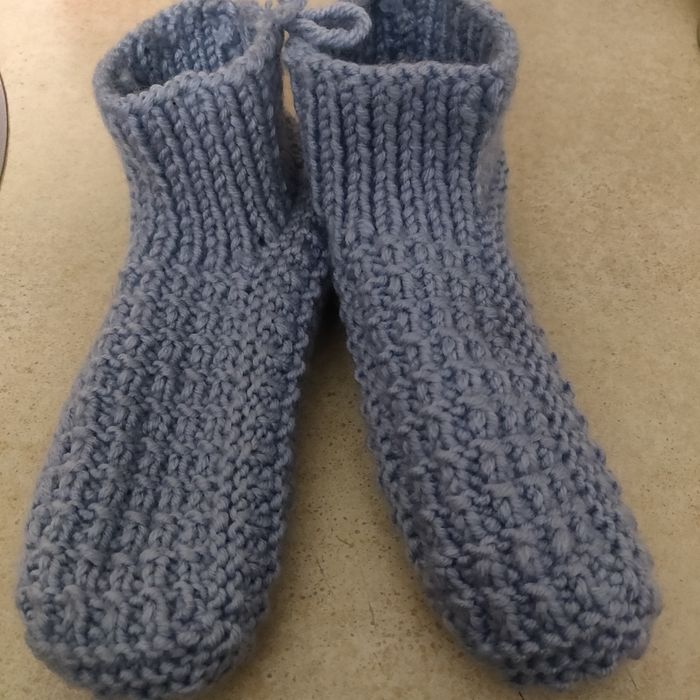 Жіночі в'язані шкарпетки-слідки.