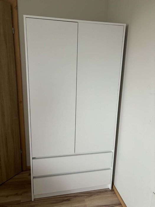 Szafa stojąca minimalistyczna