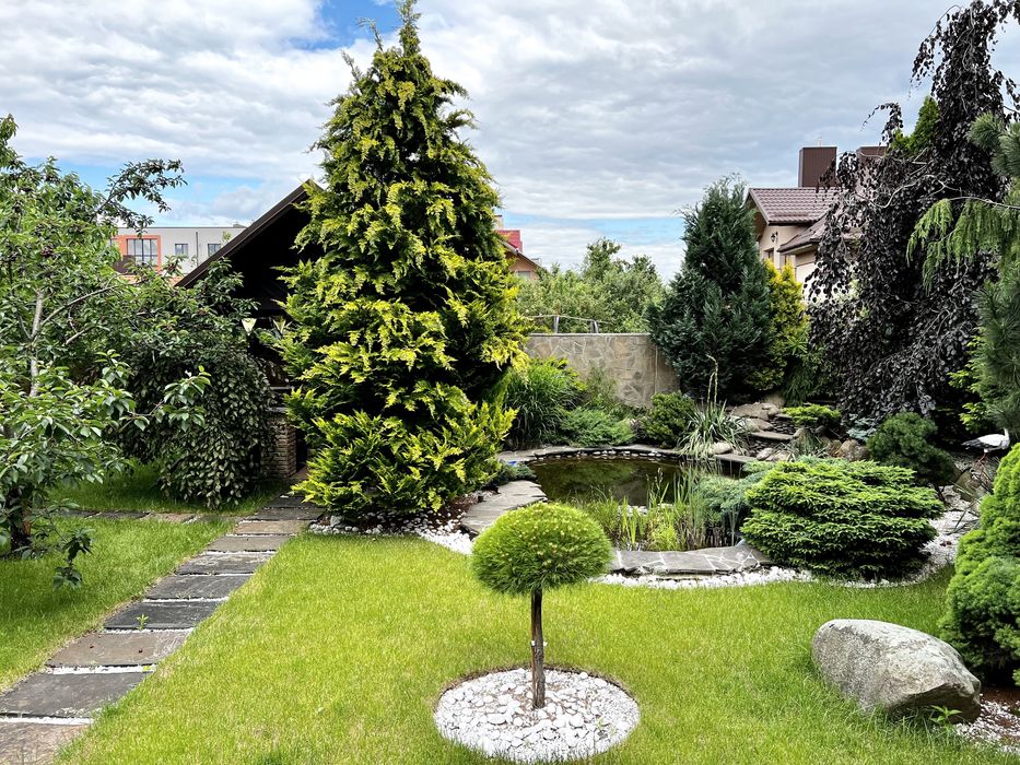 Будинок в районі вул. Буковинської (Беверлі Хіллс.) Є басейн