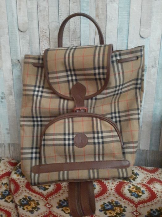 Mochila de lona aos quadrados.