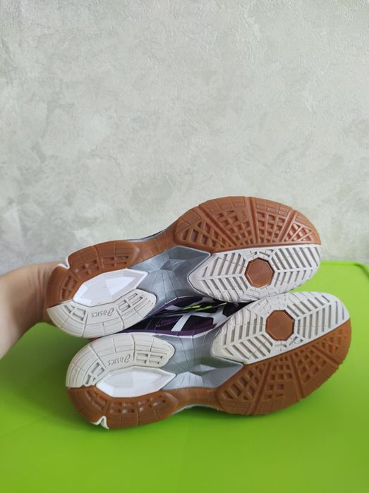 Жіночі волейбольні кросівки 38 розміру від бренду Asics Gel Tactic