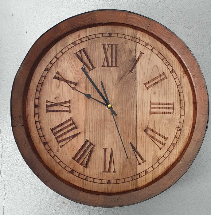 Relógio gravado em tampo de Pipo / Pipa