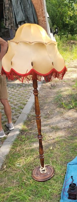 Lampa stojąca z abażurem