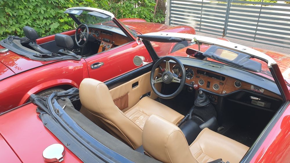 Wynajem samochodu na ślub - czerwony kabriolet cabrio Triumph Spitfire