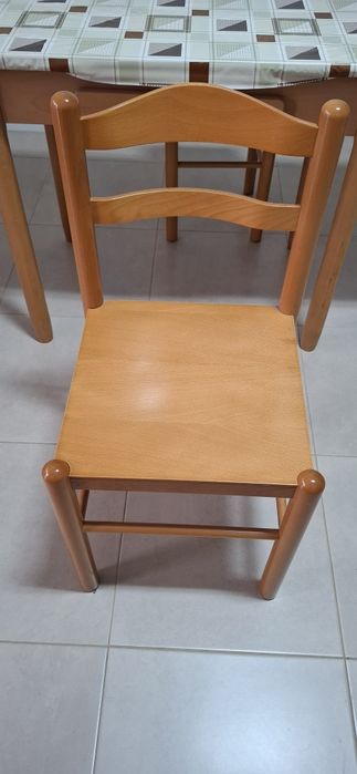 Mesa de cozinha extensível + 2 cadeiras + 2 bancos (como nova)