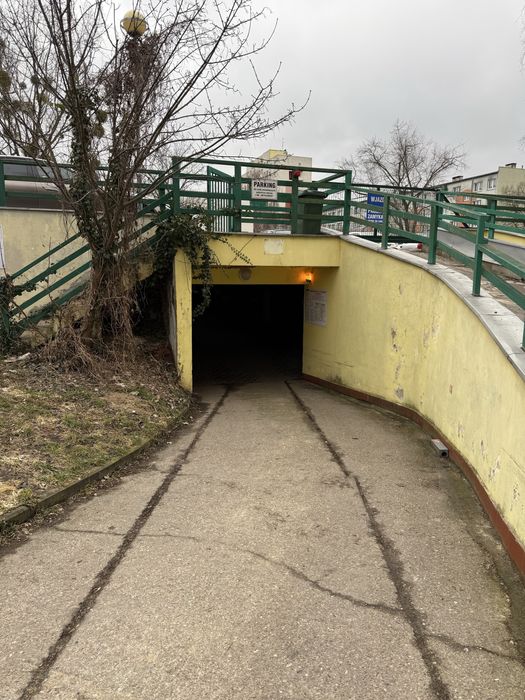 Wynajmę zamykane miejsce postojowe w parkingu podziemnym  przy Hallera