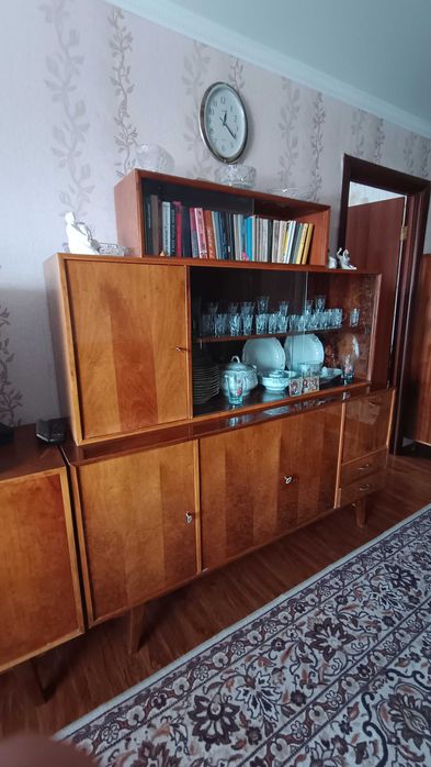 Сервант лакований вінтажний