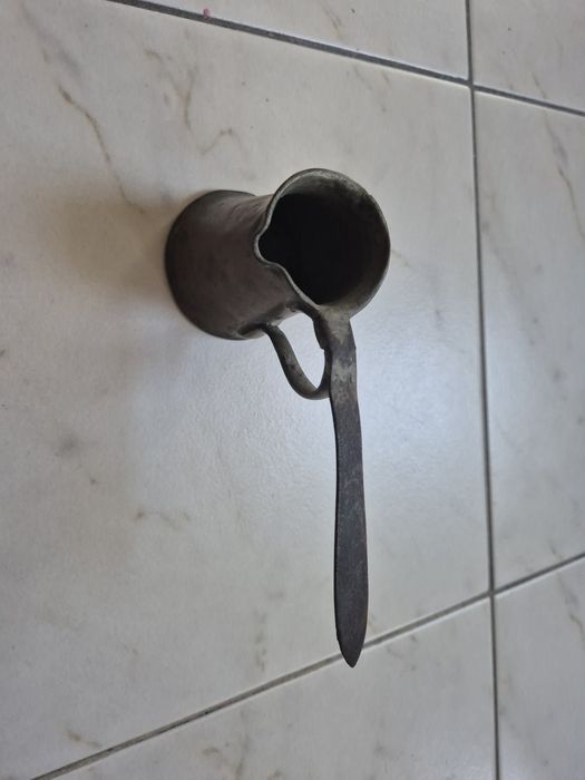 Antyczny tygielek do parzenia kawy