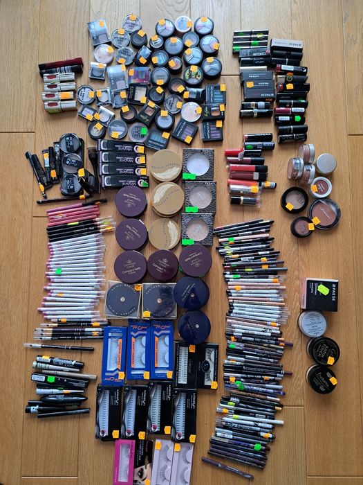 Zestaw kosmetyków do makijażu, cienie, róże, kredki, pudry