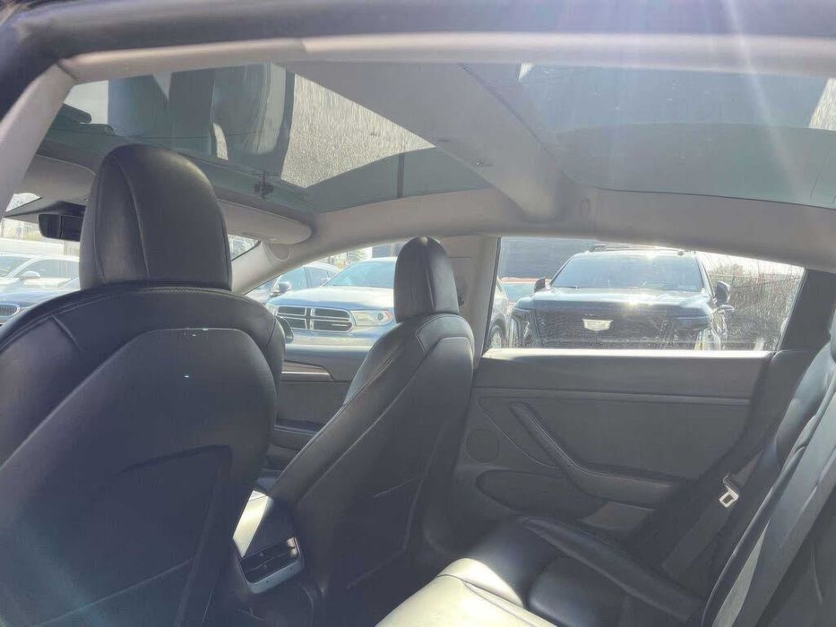 Tesla Model 3      2021
