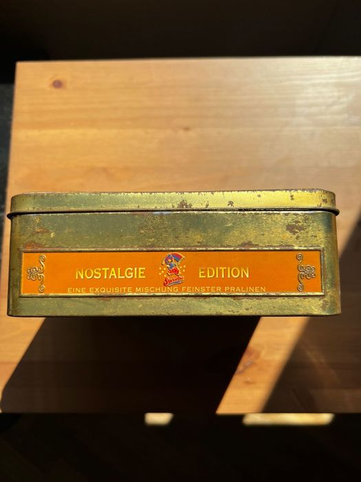 Stare pudełko po czekoladkach Sarroti - nostalgia