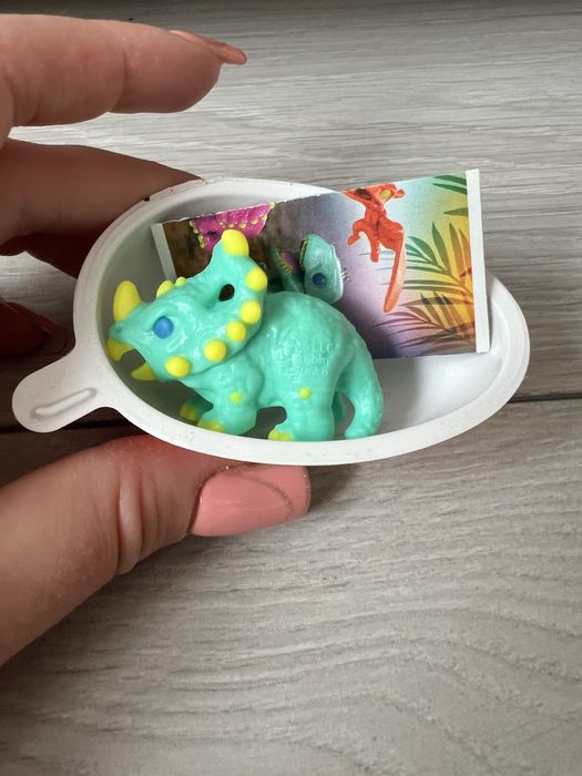 Kinder niespodzianka dinozaur jurrasic park figurka